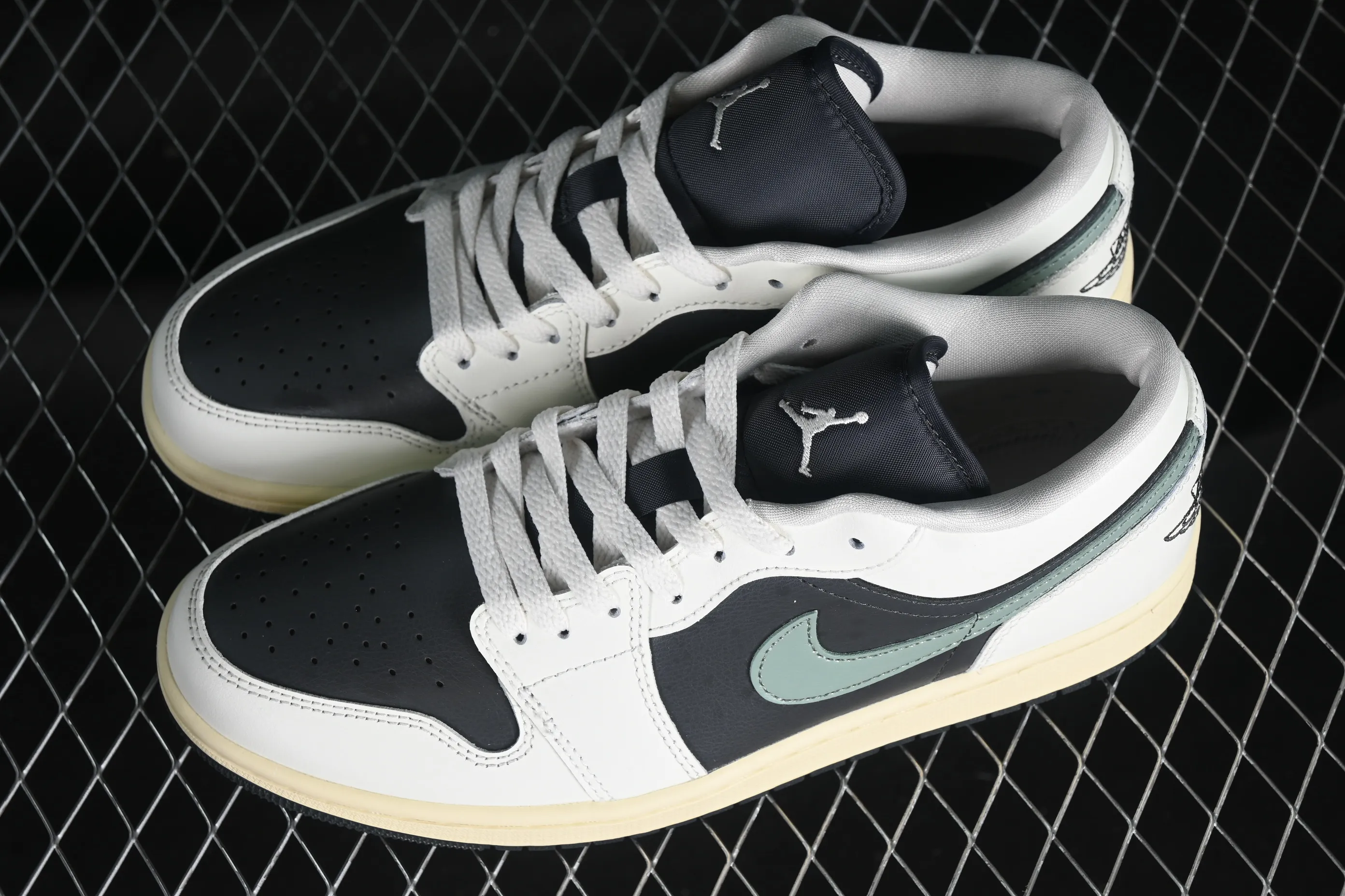 All categories Air Jordan Jordan series basketball shoes Air Jordan 1 Low G version pure original Air Jordan 1 Low AJ1 Joe 1 black and green low-bang cultural casual sneakers DC0774-001